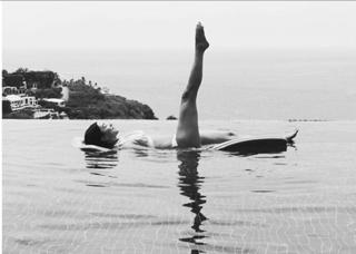 Laura González feet photo thumbnail