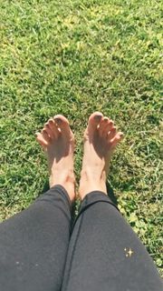 Laura González feet photo thumbnail