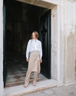 Laura Haddock feet photo thumbnail