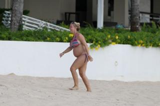 Laura Hamilton feet photo thumbnail