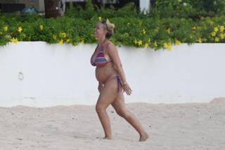 Laura Hamilton feet photo thumbnail