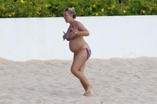 Laura Hamilton feet photo thumbnail