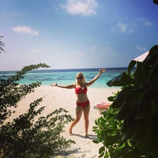 Laura Hamilton feet photo thumbnail