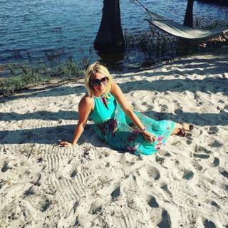 Laura Hamilton feet photo thumbnail