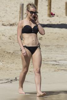 Laura Hamilton feet photo thumbnail