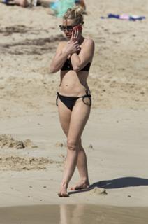 Laura Hamilton feet photo thumbnail