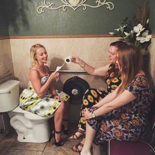 Laura Hamilton feet photo thumbnail