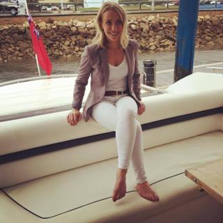 Laura Hamilton feet photo thumbnail