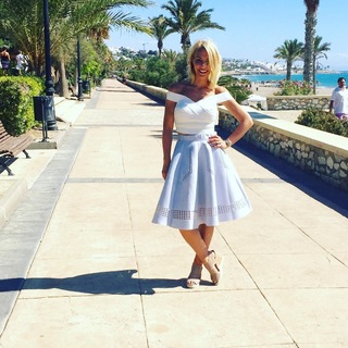 Laura Hamilton feet photo thumbnail