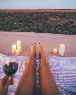 Laura Hamilton feet photo thumbnail