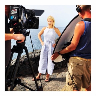 Laura Hamilton feet photo thumbnail