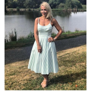 Laura Hamilton feet photo thumbnail