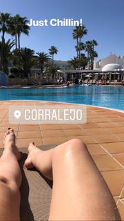 Laura Hamilton feet photo thumbnail