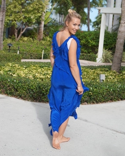 Laura Hamilton feet photo thumbnail