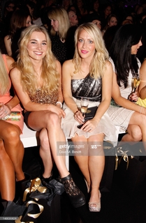 Laura Hamilton feet photo thumbnail