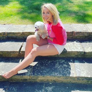 Laura Hamilton feet photo thumbnail