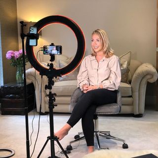 Laura Hamilton feet photo thumbnail