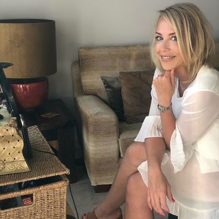 Laura Hamilton feet photo thumbnail