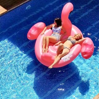 Laura Hamilton feet photo thumbnail