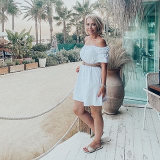 Laura Hamilton feet photo thumbnail