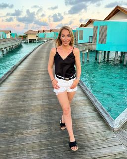 Laura Hamilton feet photo thumbnail