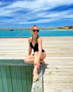 Laura Hamilton feet photo thumbnail