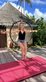 Laura Hamilton feet photo thumbnail