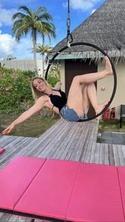 Laura Hamilton feet photo thumbnail