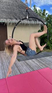 Laura Hamilton feet photo thumbnail