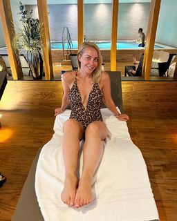 Laura Hamilton feet photo thumbnail