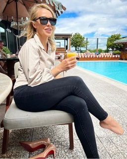 Laura Hamilton feet photo thumbnail