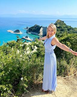 Laura Hamilton feet photo thumbnail