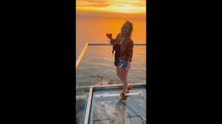 Laura Hamilton feet photo thumbnail