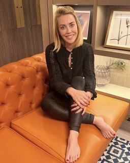 Laura Hamilton feet photo thumbnail