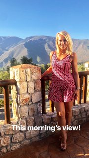 Laura Hamilton feet photo thumbnail