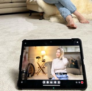 Laura Hamilton feet photo thumbnail