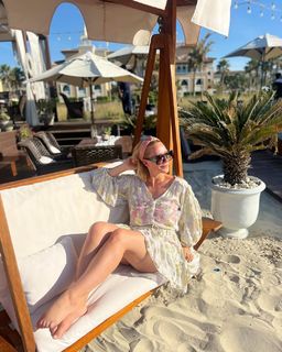 Laura Hamilton feet photo thumbnail