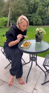 Laura Hamilton feet photo thumbnail