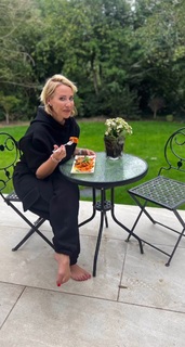 Laura Hamilton feet photo thumbnail