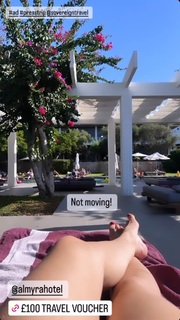 Laura Hamilton feet photo thumbnail