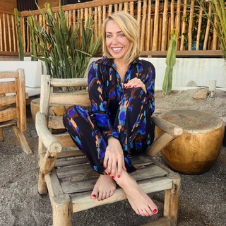 Laura Hamilton feet photo thumbnail