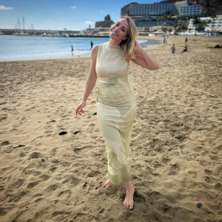 Laura Hamilton feet photo thumbnail