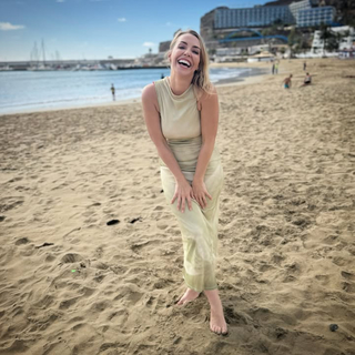 Laura Hamilton feet photo thumbnail