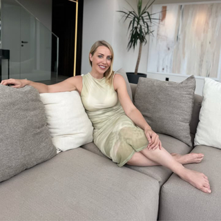 Laura Hamilton feet photo thumbnail