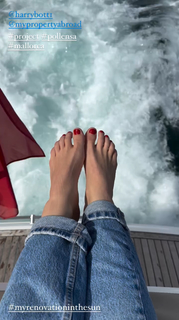 Laura Hamilton feet photo thumbnail