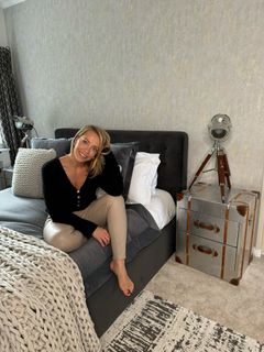 Laura Hamilton feet photo thumbnail