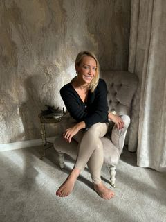 Laura Hamilton feet photo thumbnail