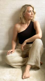 Laura Hamilton feet photo thumbnail