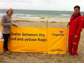 Laura Hamilton feet photo thumbnail