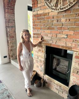 Laura Hamilton feet photo thumbnail